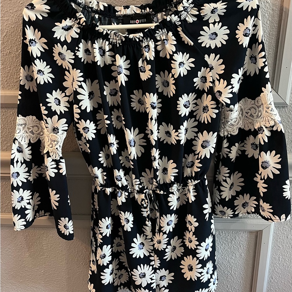 Amy‎ Byer Black and White Floral Blouse